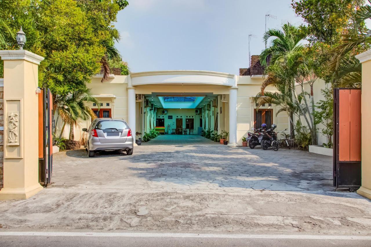 Oyo 3831 Pelangi Residence Syariah Surakarta  Exterior photo